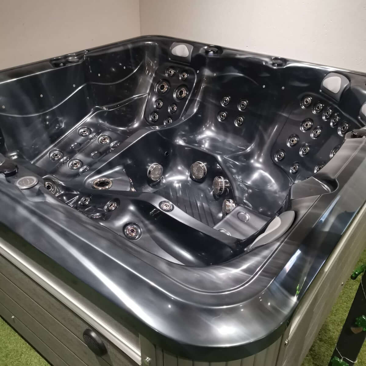 Manhattan 6 Seater Hot Tub