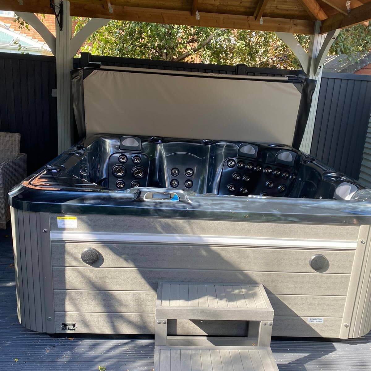 Manhattan 6 Seater Hot Tub